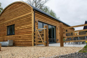 Luxury Barn Conversion with Hot Tub- 'Blackbird'